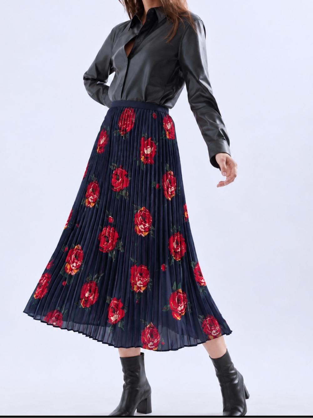 Aritzia Babaton pleated twirl
Midi skirt medium
